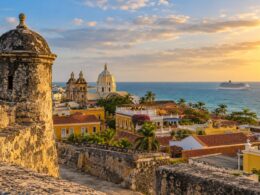 Murallas y arquitectura colonial de Cartagena de Indias junto al Caribe con un crucero distante