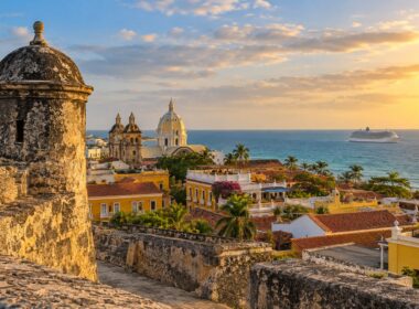 Murallas y arquitectura colonial de Cartagena de Indias junto al Caribe con un crucero distante
