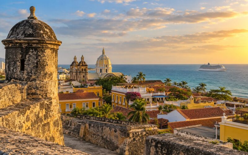 Murallas y arquitectura colonial de Cartagena de Indias junto al Caribe con un crucero distante